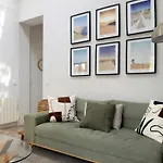 Eureka Air-conditioned Pereire - بيت للعطل *