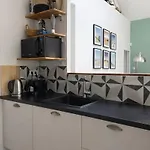 Eureka Air-conditioned Pereire - بيت للعطل