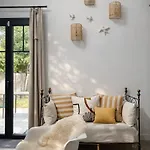 Eureka Air-conditioned Pereire - بيت للعطل